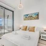 Carvajal Design - Walk To And Train Lejlighed *