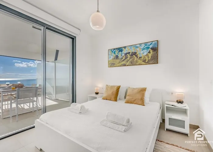 Carvajal Design - Walk To And Train Apartment *