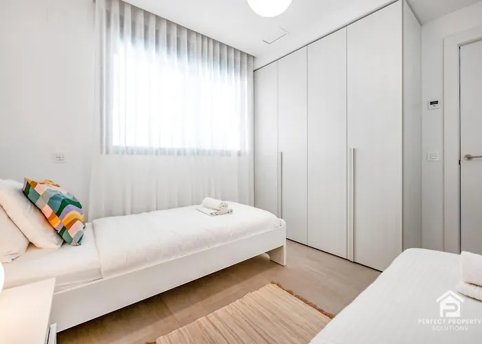 Carvajal Design - Walk To And Train Apartment *