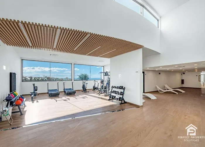 Carvajal Design - Walk To And Train Apartment